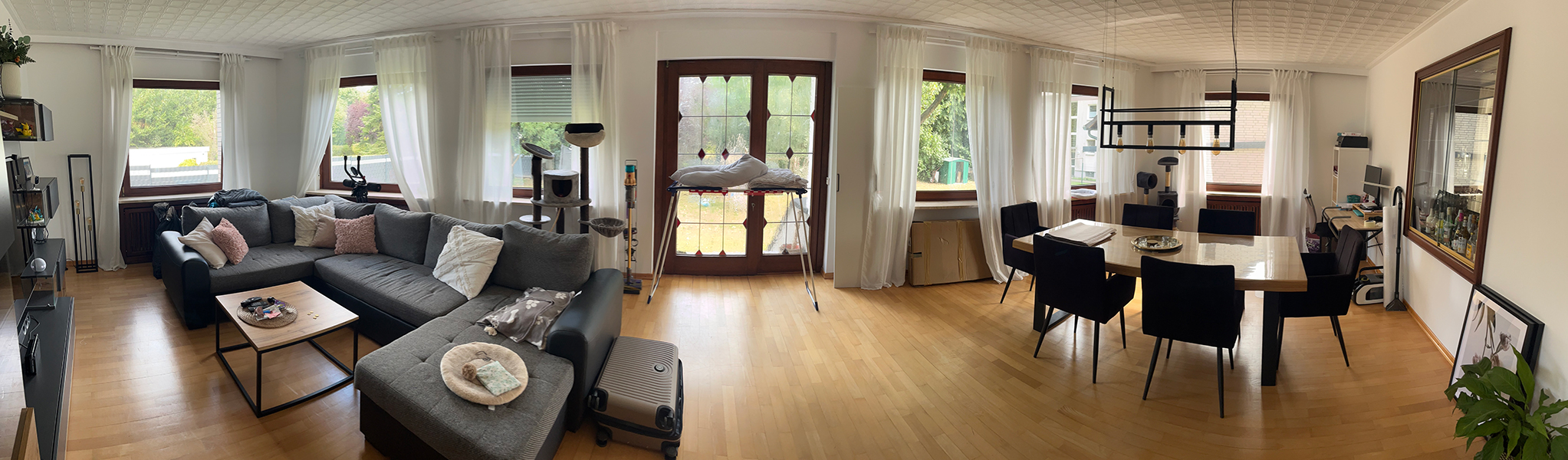 Großer Wohn- und Essbereich mit Sofalandschaft im Zweifamilienhaus mit Baugrundstück Braunschweig