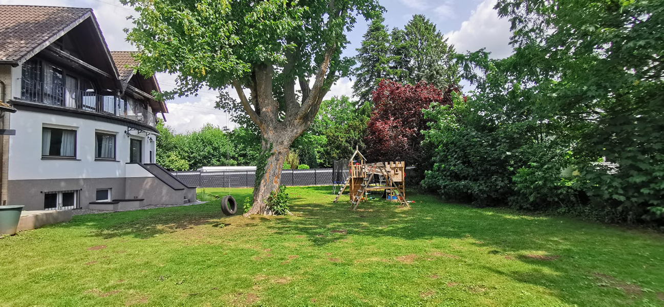 Garten mit Baum und Spielplatz am Zweifamilienhaus mit Baugrundstück Braunschweig