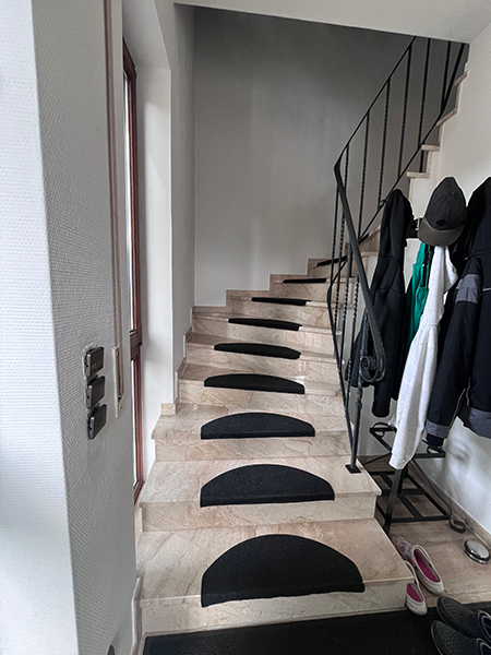 Treppenhaus mit Naturstein im Zweifamilienhaus mit Baugrundstück Braunschweig