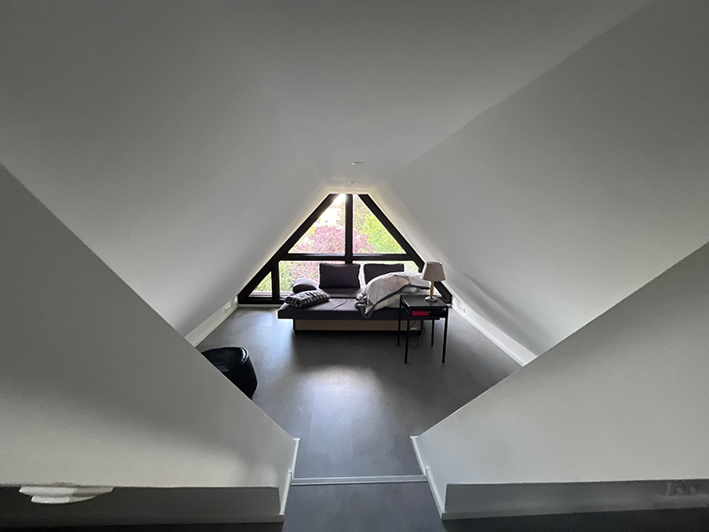 Wohnbereich mit Sofa im Dachgeschoss des Zweifamilienhauses mit Baugrundstück Braunschweig