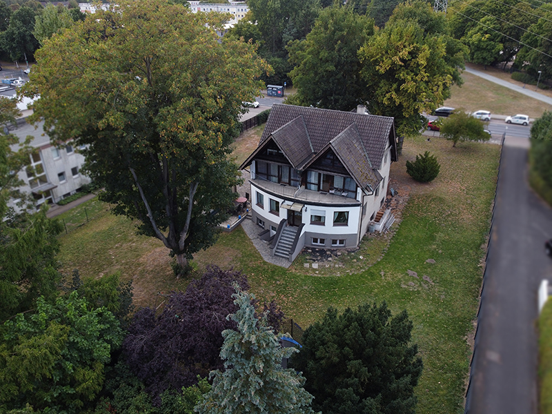 Zweifamilienhaus mit Baugrundstück in Braunschweig – große Grünfläche und altem Baumbestand