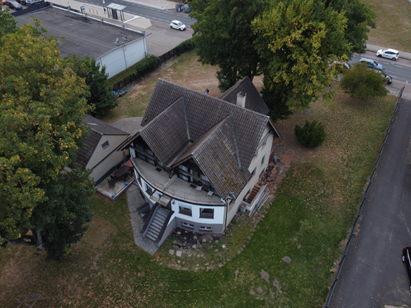 Massives Zweifamilienhaus mit Baugrundstück in Braunschweig – Seitenansicht