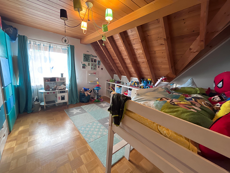 Gemütliches Kinderzimmer mit Holzdecke im Zweifamilienhaus Braunschweig